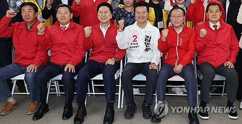 김태우 후보와 국민의힘 지도부(서울=연합뉴스) 한상균 기자 = 국민의힘 김기현 대표와 윤재옥 원내대표 등이 2일 강서구 공항동 모아타운 추진위원회에서 열린 김태우 강서구청장 후보 초청 간담회에서 기념 촬영을 하고 있다. 2023.10.2 xyz@yna.co.kr