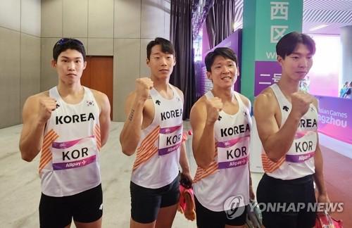 한국 육상 남자 400ｍ 계주 대표팀(항저우=연합뉴스) 하남직 기자 = 박원진, 이재성, 김국영, 이정태(왼쪽부터)가 2일 중국 항저우 올림픽 스포츠센터 주 경기장에서 열린 2022 항저우 아시안게임 남자 400ｍ 계주 예선에서 38초75로 전체 2위를 한 뒤, 기념 촬영을 하고 있다. 2023.10.2 jiks79@yna.co.kr
