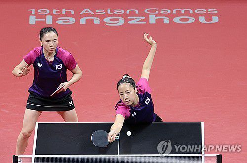 '환상의 호흡'(항저우=연합뉴스) 김인철 기자 = 2일 중국 항저우 궁수 캐널 스포츠파크 체육관에서 열린 19회 항저우 아시안게임 탁구 여자 복식 결승전에서 한국 신유빈-전지희가 북한 차수영-박수경을 상대하고 있다. 2023.10.2 yatoya@yna.co.kr