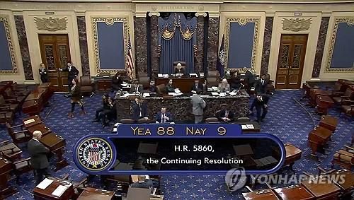 우크라이나 지원 빠진 美 임시 예산안 상원 통과 순간[ AP.연합뉴스. 미 상원 TV 영상 캡처 ]