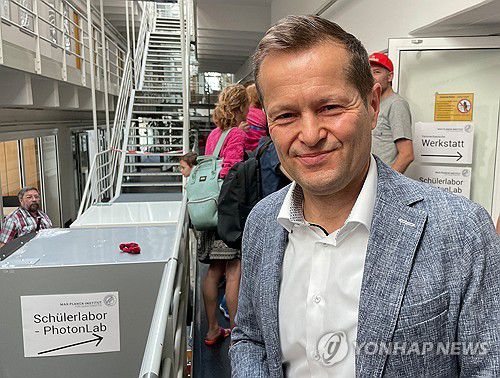 2023년 노벨 물리학상 수상자인 페렌츠 크러우스(가힝 로이터=연합뉴스) 3일(현지시간) 안 륄리에(65), 피에르 아고스티니(70)와 2023년 노벨 물리학상을 공동수상한 과학자 페렌츠 크러우스(61). 2023.10.3