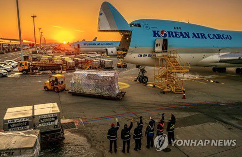 대한항공 화물기에 화물을 싣는 모습[연합뉴스 자료사진]