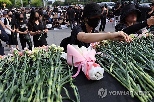 카네이션으로 헌화(서울=연합뉴스) 박동주 기자 = 서울 서이초등학교 교사의 49재 추모일인 4일 오후 서울 여의도 국회 앞에서 열린 추모 집회에 앞서 참가자들이 헌화하고 있다. 2023.9.4 pdj6635@yna.co.kr