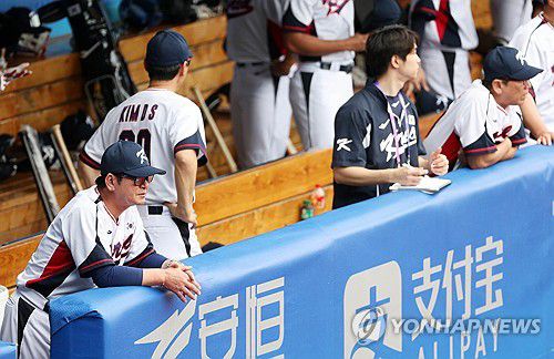 경기 지켜보는 류중일 감독(사오싱[중국]=연합뉴스) 형민우 기자 = 3일 중국 저장성 항저우 인근 사오싱 야구·소프트볼 스포츠센터 제2구장에서 열린 2022 항저우 아시안게임 야구 조별리그 B조 대한민국과 태국의 경기. 대한민국 야구 대표팀 류중일 감독이 더그아웃에서 경기를 지켜보고 있다. 2023.10.3 minu21@yna.co.kr