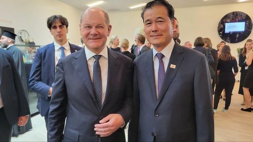 올라프 숄츠 독일 총리와 김영호 통일부 장관[통일부 제공=연합뉴스]