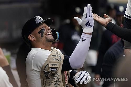 홈런 두 방을 터뜨린 로이스 루이스[AP=연합뉴스]