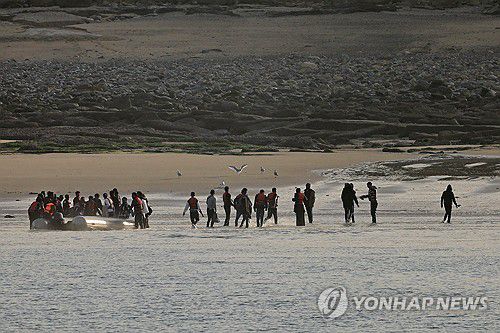 프랑스 해변에 상륙하는 난민들[로이터 연합뉴스 자료사진. 재판매 및 DB 금지]