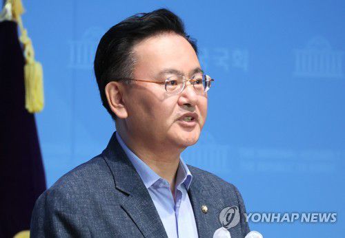 국민의힘 유상범 수석대변인 논평(서울=연합뉴스) 이정훈 기자 = 국민의힘 유상범 수석대변인이 21일 오전 국회 소통관에서 현안 관련해 논평하고 있다. 2023.5.21 uwg806@yna.co.kr