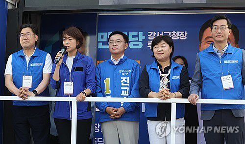 진교훈 후보 출정식 나선 최고위원들(서울=연합뉴스) 김성민 기자 = 더불어민주당 진교훈 강서구청장 보궐선거 후보의 선거대책위원회가 28일 오전 화곡역 인근에서 연 선대위 출정식에서 고민정 최고위원이 지지 발언을 하고 있다. 왼쪽부터 박찬대, 고민정 최고위원, 진교훈 후보, 서영교, 장경태 최고위원. 2023.9.28 ksm7976@yna.co.kr