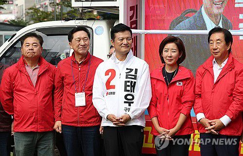 김태우 후보 출정식 나선 국민의힘(서울=연합뉴스) 김성민 기자 = 국민의힘 김태우 강서구청장 보궐선거 후보의 선거대책위원회가 28일 오전 발산역 인근에서 연 선대위 출정식에서 참가자들이 서 있다. 왼쪽부터 구상찬 전 의원, 김기현 대표, 김태우 후보, 나경원 전 의원, 김성태 전 의원. 2023.9.28 ksm7976@yna.co.kr