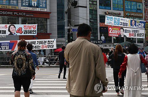 강서구청장 보궐선거, 일주일 앞으로(서울=연합뉴스) 신준희 기자 = 강서구청장 보궐선거(10월11일)를 일주일여 앞둔 3일 서울 강서구 화곡역 교차로에 후보들의 현수막이 내걸려 있다. 2023.10.3 hama@yna.co.kr