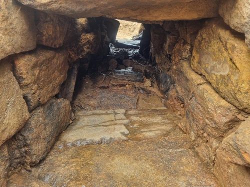 성벽 가운데를 관통하는 배수로 모습 [백제역사문화연구원 제공. 재판매 및 DB 금지]