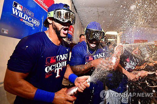 디비전시리즈에 진출한 텍사스의 맥주 파티[AFP/게티이미지=연합뉴스]