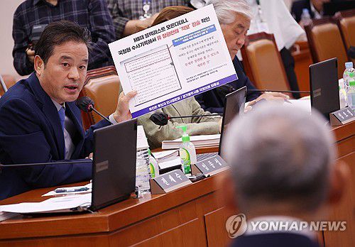 블랙리스트 의혹 질문받는 유인촌(서울=연합뉴스) 신준희 기자 = 유인촌 문화체육관광부 장관 후보자가 5일 국회에서 열린 인사청문회에서 MB정부 장관 시절 불거진 문화계 블랙리스트에 관련된 질문을 받고 있다. 2023.10.5 hama@yna.co.kr