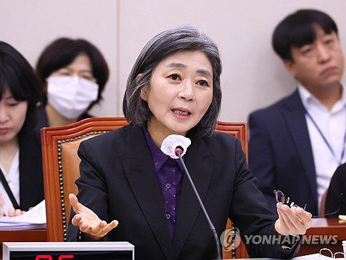 답변하는 김행 여성가족부 장관 후보자(서울=연합뉴스) 이정훈 기자 = 김행 여성가족부 장관 후보자가 5일 국회에서 열린 인사청문회에서 의원 질의에 답변하고 있다. 2023.10.5 uwg806@yna.co.kr