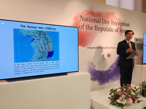 부산엑스포 유치 홍보하는 최상대 주OECD 대표부 대사(파리=연합뉴스) 송진원 특파원 = 최상대 주OECD 대표부 대사가 5일(현지시간) 대표부 청사에서 국경일 기념행사를 열어 2030부산엑스포 유치 지지를 호소하고 있다. 2023.10.05 san@yna.co.kr