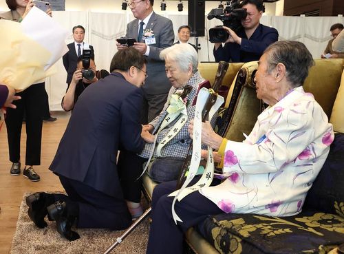 무릎 꿇고 인사하는 김동연 경기지사(수원=연합뉴스) 6일 수원 노블레스웨딩컨벤션에서 열린 제27회 경기도 노인의날 기념행사에서 김동연 경기도지사가 무릎을 꿇고 행사에 참석한 어르신들에게 인사를 나누고 있다. 2023.10.6 [경기도 제공. 재판매 및 DB 금지]