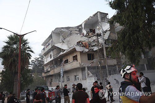 시리아 정부군의 포격을 받은 주택[AP 연합뉴스. 재판매 및 DB 금지]