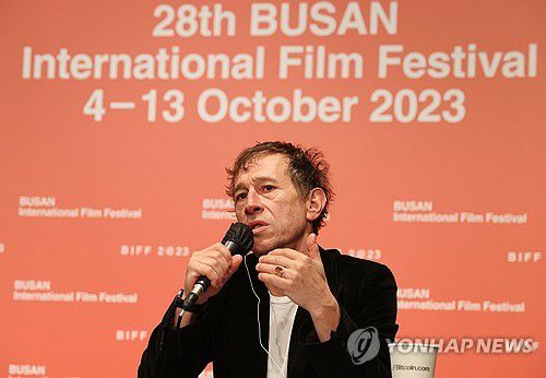 '더 비스트'로 한국 찾은 베르트랑 보넬로 감독(부산=연합뉴스) 이재희 기자 = 부산국제영화제(BIFF) 개막 사흘째인 6일 오후 부산 해운대구 KNN시어터에서 열린 영화 '더 비스트' 기자회견에서 베르트랑 보넬로 감독이 질문에 답하고 있다. 2023.10.6 scape@yna.co.kr