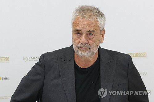 '도그맨' 뤼크 베송 기자간담회(부산=연합뉴스) 강민지 기자 = 뤼크 베송 감독이 7일 오후 부산 해운대구 영화진흥위원회에서 열린 영화 '도그맨' 기자간담회에서 포즈를 취하고 있다.  2023.10.7 mjkang@yna.co.kr