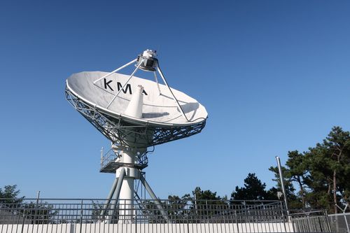 천리안위성 2A호와 교신을 위해 충북 진천군 국가기상위성센터에 설치된 안테나. [촬영 이재영]