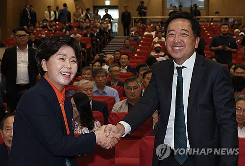 양향자와 금태섭(서울=연합뉴스) 신준희 기자 = 28일 국회에서 열린 한국의희망 중앙당 창당대회에서 양향자 공동대표(왼쪽)와 금태섭 전 의원이 인사를 하고 있다. 2023.8.28 hama@yna.co.kr