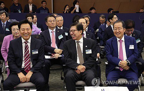 대화나누는 오세훈 박형준 홍준표(부산=연합뉴스) 임헌정 기자 = 14일 부산 남구 부산국제금융센터(BIFC)에서 열린 대통령 직속 지방시대위원회의 '지방시대 선포식'에서 오세훈 서울시장(왼쪽부터), 박형준 부산시장, 홍준표 대구시장이 대화하고 있다. 2023.9.14 kane@yna.co.kr