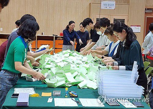 대전선관위, 내년 총선 대비 수작업 개표 훈련대전시선거관리위원회와 구선거관리위원회 직원들이 지난 9월 21일 대전숲체원 강당에서 내년 4월 10일 실시되는 국회의원선거 비례대표 투표지 수작업 개표에 대비한 모의훈련을 하는 모습 [연합뉴스 자료사진]