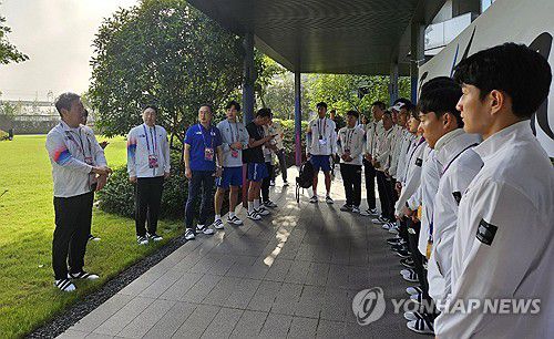 메달리스트 격려하는 대한민국 최윤 선수단장(항저우=연합뉴스) 2022 항저우 아시안게임에 출전한 대한민국 선수단의 단장인 최윤 OK금융그룹 회장이 25일 중국 항저우 선수촌에서 전날 메달을 획득한 근대5종 전웅태, 김선우 등 국가대표 선수들을 격려하고 있다.   2023.9.25  [OK금융그룹 제공. 재판매 및 DB금지] photo@yna.co.kr