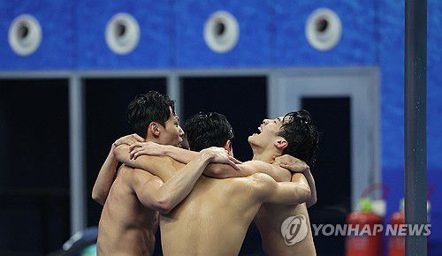 대한민국 남자 800m 계영 메달 쾌거(항저우=연합뉴스) 김인철 기자 = 양재훈, 이호준, 김우민, 황선우가 25일 중국 항저우 올림픽 스포츠센터 수영장에서 열린 2022 항저우 아시안게임 수영 이틀째, 남자 800m 계영 결승에서 금메달을 획득한 뒤 환호하고 있다. 2023.9.25 yatoya@yna.co.kr