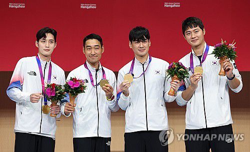 남자 펜싱 사브르 단체 금메달 획득(항저우=연합뉴스) 김인철 기자 = 28일 중국 항저우 전자대학 체육관에서 열린 19회 항저우 아시안게임 펜싱 남자 사브르 단체 결승전에서 중국을 이기고 금메달을 획득한 한국 선수들이 포즈를 취하고 있다.     왼쪽부터 김준호, 김정환, 구본길, 오상욱. 2023.9.28 yatoya@yna.co.kr