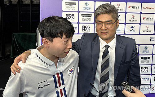 겜 고인물' 마흔넷 김관우, 스트리트 파이터로 AG 금메달(항저우=연합뉴스) 안홍석 기자 = 28일 중국 항저우 e스포츠센터에서 열린 2022아시안게임 스트리트 파이터 V 결승전에서 대만의 샹여우린을 세트 점수 4-3으로 물리치고 우승을 차지한 김관우가 강성훈 감독과 기자들의 질문에 답하고 있다. 2023.9.28 ahs@yna.co.kr