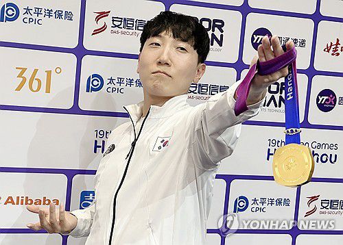 금메달 들어보이는 김관우(항저우=연합뉴스) 안홍석 기자 = 28일 중국 항저우 e스포츠센터에서 열린 2022 항저우 아시안게임(AG) 스트리트 파이터 V 결승전에서 대만의 샹여우린을 세트 점수 4-3으로 물리치고 금메달을 획득한 뒤 공동취재구역(믹스트존)에서 취재진을 향해 포즈를 취하고 있다. 2023.9.28 ahs@yna.co.kr