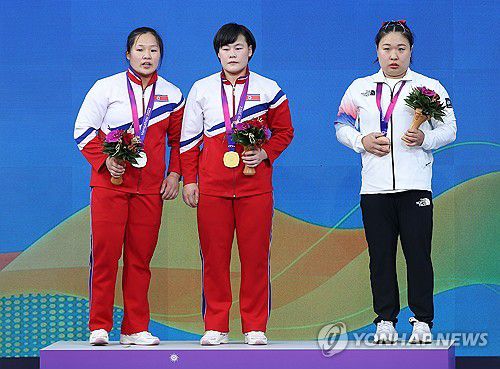 기념촬영하는 남과 북(항저우=연합뉴스) 류영석 기자 = 5일 2022 항저우 아시안게임 역도 여자 76kg급 그룹 A 경기를 마친 중국 항저우 샤오산 스포츠센터에서 이날 금메달을 차지한 송국향, 은메달을 차지한 정춘휘, 동메달을 차지한 김수현이 기념 촬영을 하고 있다. 2023.10.5 ondol@yna.co.kr