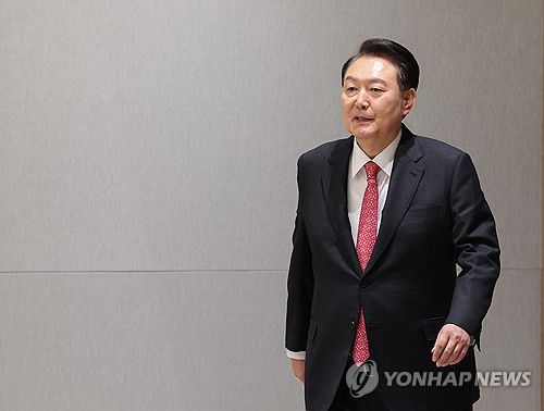 현장 교원과의 대화 입장하는 윤석열 대통령(서울=연합뉴스) 진성철 기자 = 윤석열 대통령이 6일 서울 용산 대통령실 청사에서 열린 '교권 보호 4법 계기 현장 교원과의 대화'에 입장하고 있다.   2023.10.6 zjin@yna.co.kr