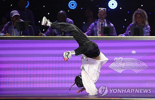 브레이킹도 아시안 게임에(항저우=연합뉴스) 박동주 기자 = 6일 중국 저장성 항저우 공슈 캐널 스포츠파크 체육관에서 열린 항저우 아시안게임 브레이킹 예선에서 전지예가 기술을 선보이고 있다. 2023.10.6 pdj6635@yna.co.kr