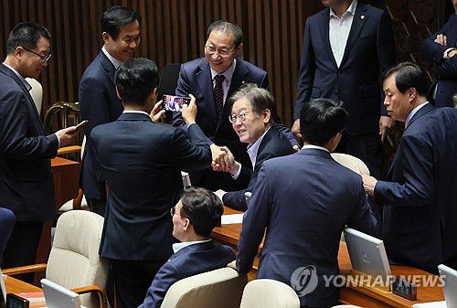 의원들과 사진 찍는 이재명 대표(서울=연합뉴스) 이정훈 기자 = 더불어민주당 이재명 대표가 6일 국회에서 열린 본회의에서 의원들과 사진을 찍고 있다.       이 대표는 채상병 특검법 패스트트랙 표결 참여를 위해 국회 본회의에 참석했다. 2023.10.6 uwg806@yna.co.kr