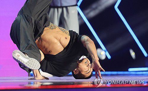 준결승 연기 펼치는 홍텐(항저우=연합뉴스) 최재구 기자 = 7일 중국 저장성 항저우 공슈 캐널 스포츠파크 체육관에서 열린 항저우 아시안게임 브레이킹 준결승전에서 김홍열이 화려한 춤기술을 선보이고 있다. 결과는 은메달. 2023.10.7 jjaeck9@yna.co.kr