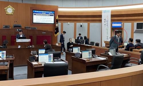 본회의장 빠져나가는 성길용 시의장(빨간색 원)[연합뉴스. 재판매 및 DB 금지]