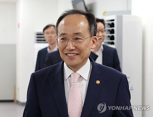 기자간담회 입장하는 추경호 부총리(세종=연합뉴스) 김주형 기자 = 추경호 경제부총리 겸 기획재정부 장관이 5일 오후 세종시 정부세종청사에서 열린 출입기자단 간담회에 입장하고 있다. 2023.10.5 kjhpress@yna.co.kr