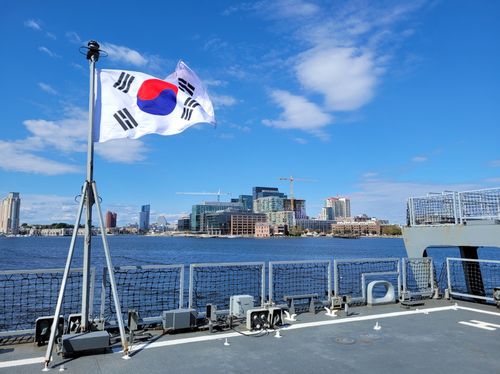 미국 볼티모어에 입항한 한국 해군 순항훈련전단(볼티모어[美메릴랜드주]=연합뉴스) 김동현 특파원 = 9일(현지시간) 미국 볼티모어에 입항한 한국 해군 순항훈련전단의 한산도함에서 태극기가 휘날리고 있다. 태극기 뒤로 볼티모어 시내가 보인다. 2023.10.9