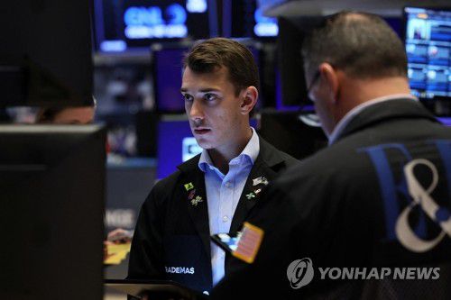 NYSE 입회장에서 일하는 트레이더들의 모습[연합뉴스 자료사진]