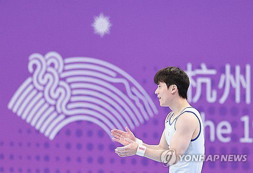 스스로도 만족스러운 연기(항저우=연합뉴스) 홍해인 기자 = 김한솔이 28일 중국 항저우 황룽 스포츠센터 체육관에서 열린 2022 항저우 아시안게임 남자 기계체조 마루 결선에서 연기를 마친 뒤 박수를 치고 있다.     김한솔은 2018 자카르타-팔렘방 아시안게임에 이어 마루 종목에서 대회 2연패를 달성했다. 2023.9.28 hihong@yna.co.kr