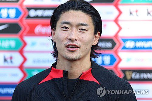인터뷰하는 조규성(파주=연합뉴스) 김도훈 기자 = 축구 국가대표팀 조규성이 10일 오후 경기도 파주NFC(축구대표팀 트레이닝센터)에서 열린 한국 축구대표팀 공개훈련에 앞서 취재진과 인터뷰하고 있다. 2023.10.10 superdoo82@yna.co.kr