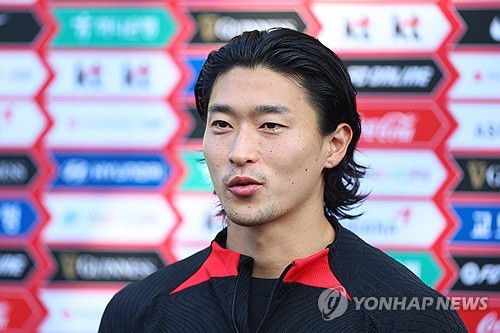 인터뷰하는 조규성(파주=연합뉴스) 김도훈 기자 = 축구 국가대표팀 조규성이 10일 오후 경기도 파주NFC(축구대표팀 트레이닝센터)에서 열린 한국 축구대표팀 공개훈련에 앞서 취재진과 인터뷰하고 있다. 2023.10.10 superdoo82@yna.co.kr