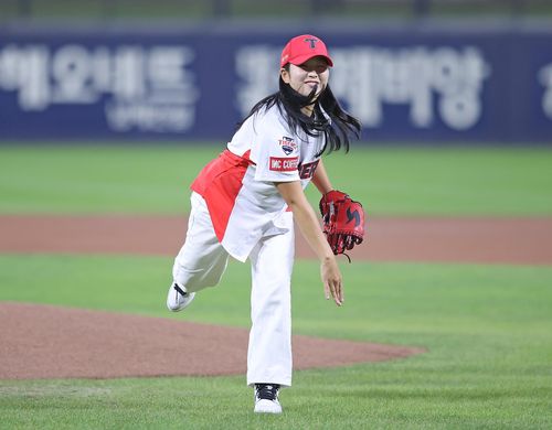 KIA 경기 시구한 항저우 아시안게임 여자골프 단체전 은메달 멤버 유현조 [KIA 타이거즈 제공. 재판매 및 DB 금지]