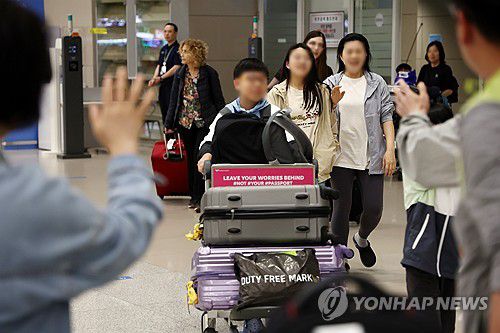 ‘잘 돌아왔어’(영종도=연합뉴스) 윤동진 기자 = 이스라엘 텔아비브 공항에서 출발한 시민들이 11일 인천국제공항 2터미널 입국장을 통해 귀국하고 있다. 2023.10.11 mon@yna.co.kr