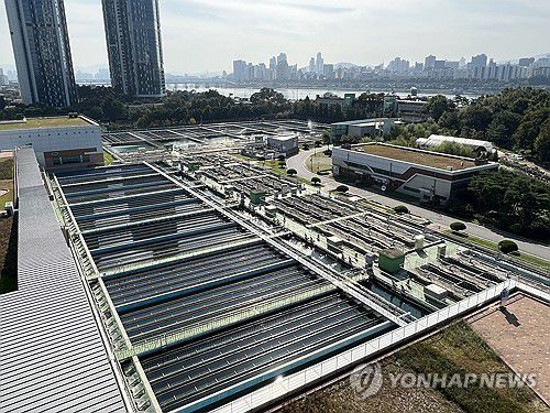 서울시 수돗물 수요 늘어난다…올해 하루 평균 305만t 생산(서울=연합뉴스) 최윤선 기자 = 올해 들어 8월까지 서울시 수돗물 '아리수'의 하루 평균 생산량이 305만t(톤)으로 집계됐다. 서울시민은 1명당 하루 평균 301L의 물을 공급받는다.     서울시는 늘어나는 수돗물 수요에 대응해 2043년까지 고도정수처리 시설 용량을 현재 하루 최대 380만t(톤)에서 415만t까지 확충할 계획이라고 11일 밝혔다. 사진은 뚝도아리수정수센터 전경. 2023.10.11 ysc@yna.co.kr