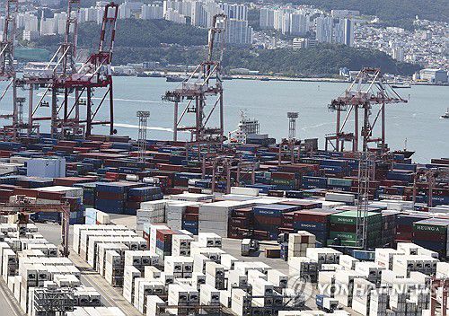 수출 경기10월 부산항 신선대부두와 감만부두에서 컨테이너 하역작업 하는 모습. [연합뉴스 자료사진]