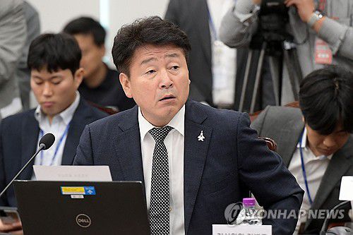 항의하는 기동민 의원(서울=연합뉴스) 기동민 더불어민주당 의원이 12일 서울 용산구 합동참모본부 청사에서 열린 국회 국방위원회 합동참모본부 등에 대한 국정감사에서 한기호 위원장에게 의사진행발언 인원 제한에 항의하고 있다. 2023.10.12 [국회사진기자단] photo@yna.co.kr